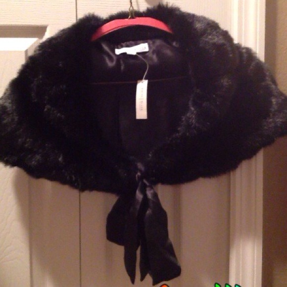 "SOLD"NEW Black White House Black Market Fur Shawl
