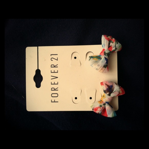 Floral earrings.