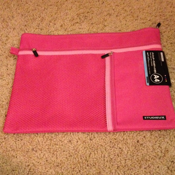 ❌SOLD❌Mesh Macbook Case w/ 3 Pockets