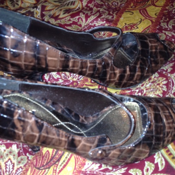 Unlisted Shoes - Brown & black peep toe pumps