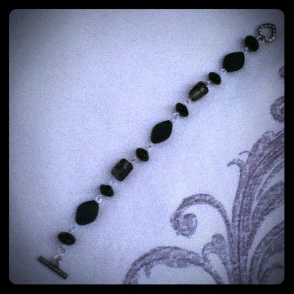 Single strand glass and acrylic bead bracelet