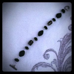 Single strand glass and acrylic bead bracelet