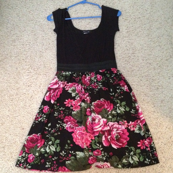 ❌SOLD❌ Black & Red Roses Dress