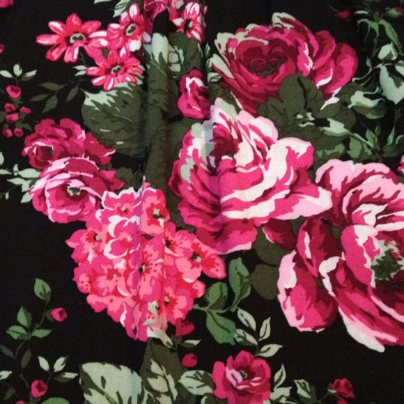 ❌SOLD❌ Black & Red Roses Dress - Picture 3 of 3
