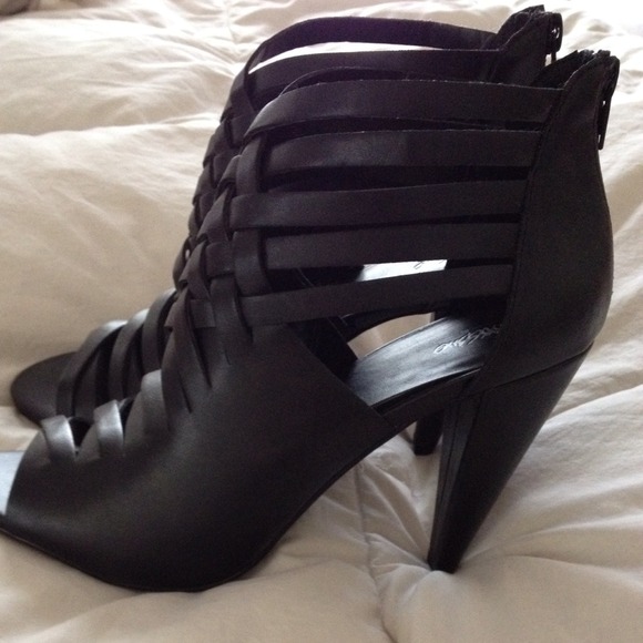 Never worn - Picture 2 of 3