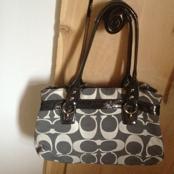100% authentic coach purse.Bought it coach store - Picture 3 of 3