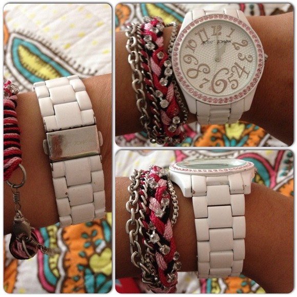 💢 White Betsey Johnson Watch