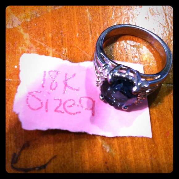 Size 9. 18k White Gold.