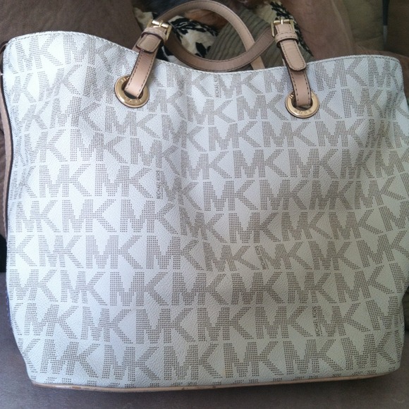 ❤RESERVED! Michael Kors jet set logo medium bag.