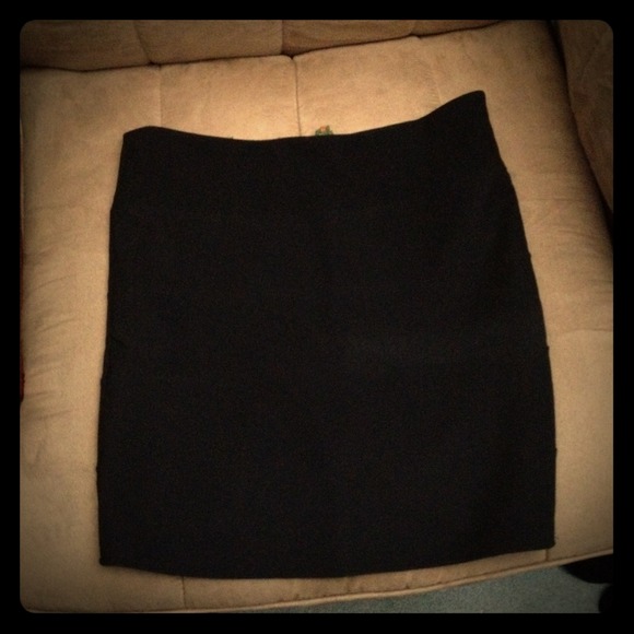 Black bandage skirt sz large- more like a medium