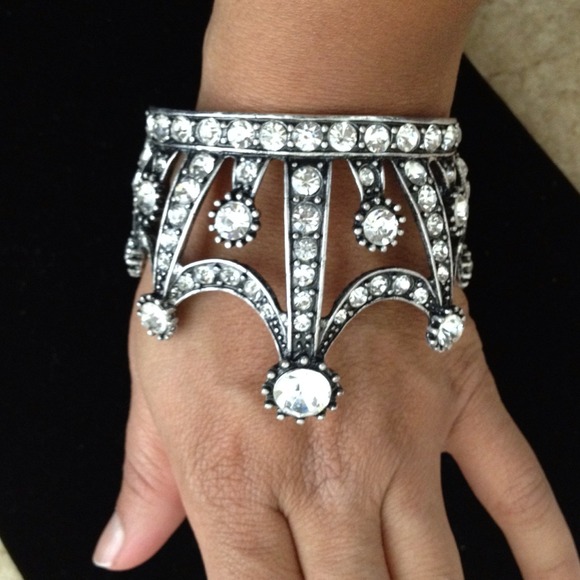 💋SOLD💋{CROWN CUFF}