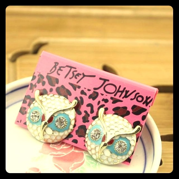 ❤reserved❤NWT Betsy Johnson owl earring