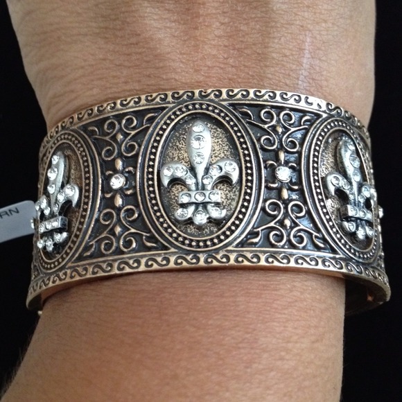 🌻Fleur De Lis Cuff🌻