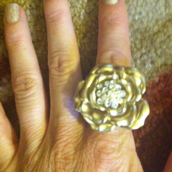 Beautiful gold flower ring w/ Swarovski crystals.