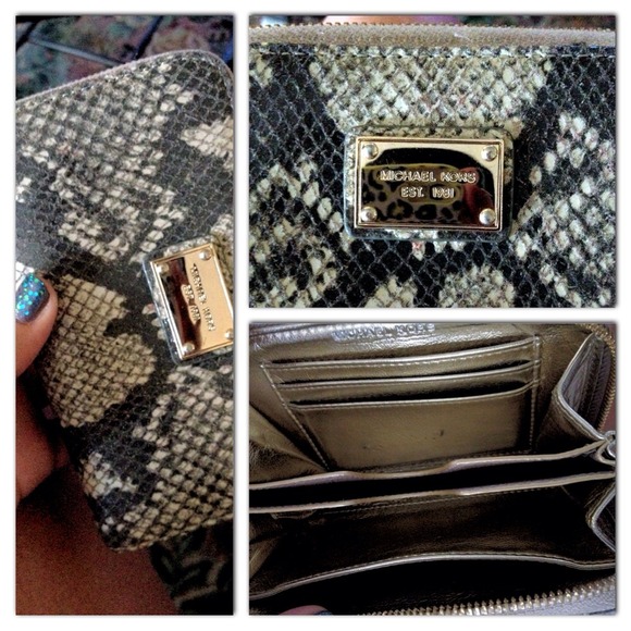 💢 Micheal Kors faux snake print wallet