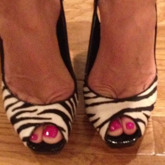 Michael Kors zebra print wedge - Picture 2 of 3