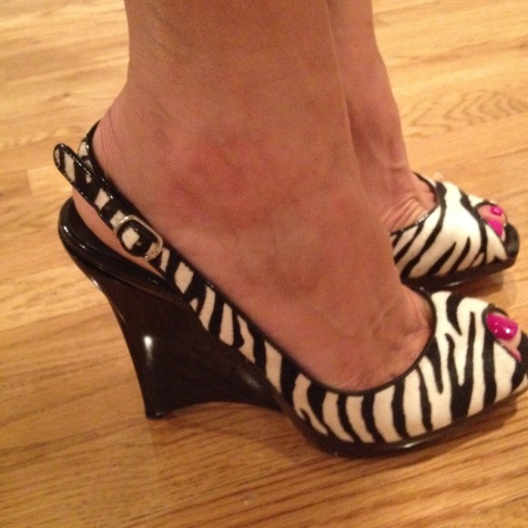 Michael Kors zebra print wedge - Picture 3 of 3