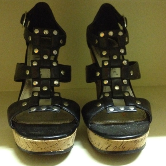 Black wedge with studs