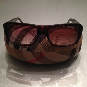 Burberry Accessories - Burberry tortoise shell sunglasses Burberry Accessories - Burberry tortoise shell sunglasses