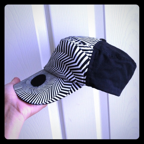 ✴SOLD✴Graphic Print Hat