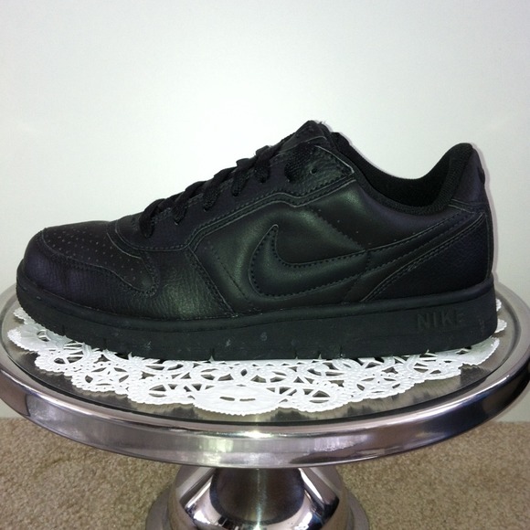 ✴SOLD✴Black Nike Sneakers