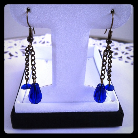 ✴SOLD✴Gorgeous blue tone dangly earrings