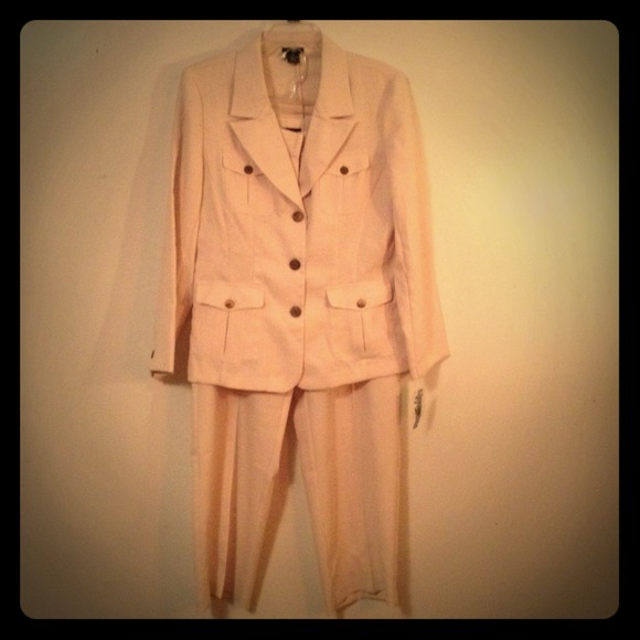 Stylish 2-piece Cream suit Great 4 the office💼