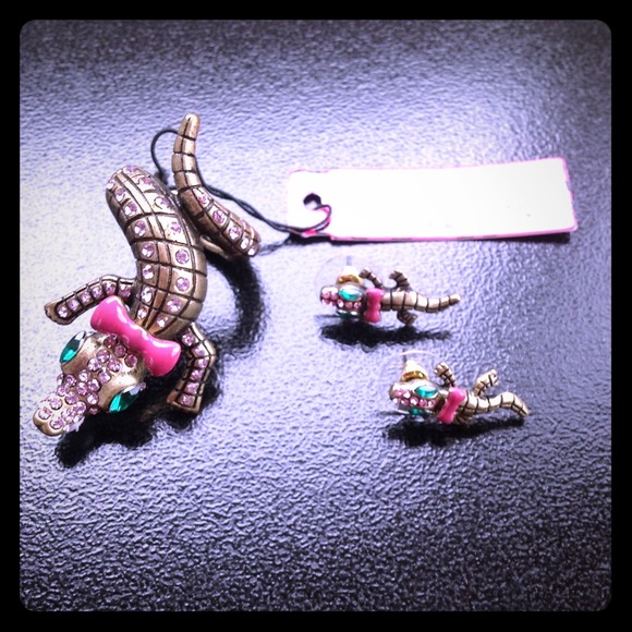 3 piece Betsey Johnson Crocodile set. ¡Reduced!