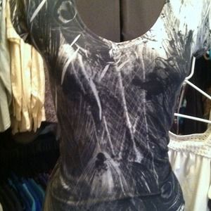 🔴SOLD🔴Feather print v-neck