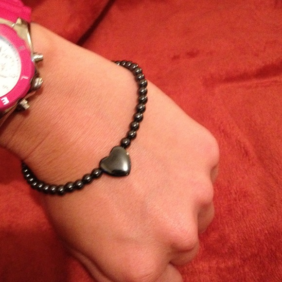Stone bracelet round beads & heart bead in center. - Picture 2 of 2