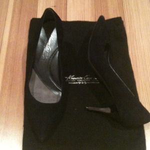 Kenneth Cole Silver Collection Black Suede Pumps.