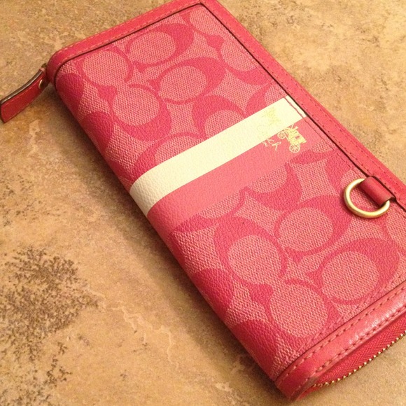 🚫SOLD🚫 Coach heritage signature zip pink wallet