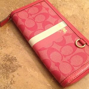 🚫SOLD🚫 Coach heritage signature zip pink wallet