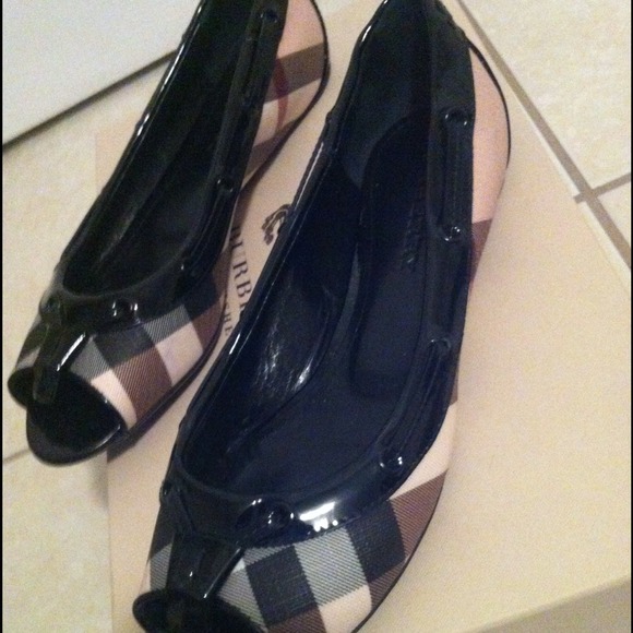 Burberry Nova Check Flats - Picture 2 of 3