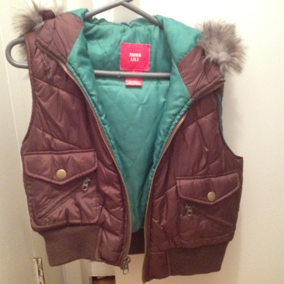 💢SOLD💢Really cute Vest w/fur hoodie