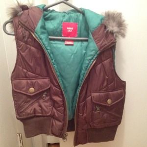 💢SOLD💢Really cute Vest w/fur hoodie