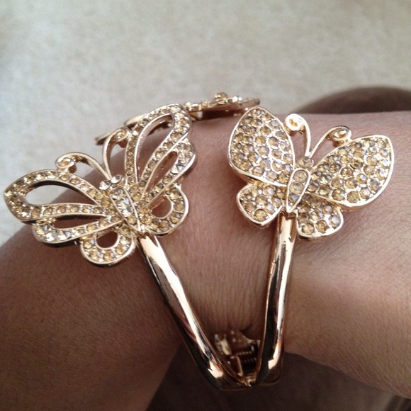 ✨NEW✨ {Butterfly Cuff in GOLD Tone }