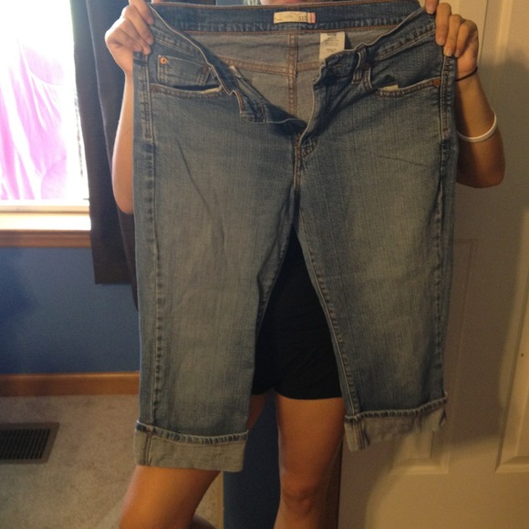 Levi's capris size 10