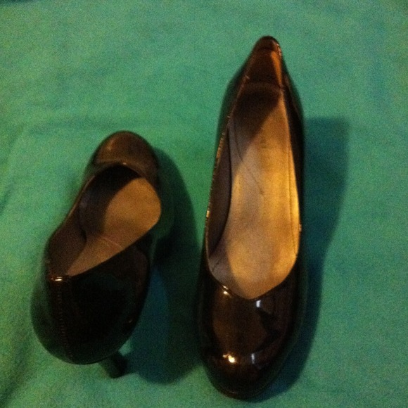 🎀Tahari black pumps
