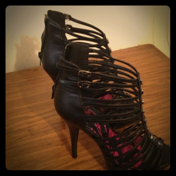 Black,4 inch heal,skulls decoration down center.