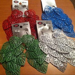 Beautiful  earrings only 5 dls