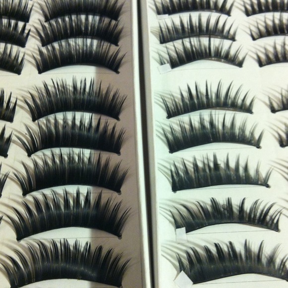 20 pairs of eyelashes 👀