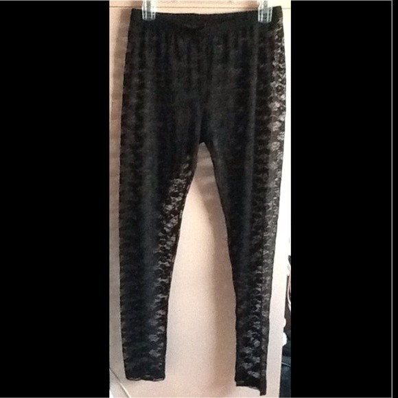 ⛔❌✋SOLD ✳New Lace floral leggings (never worn)