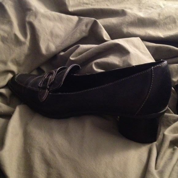 Black leather pumps. Great for business attire💼 - Picture 2 of 3