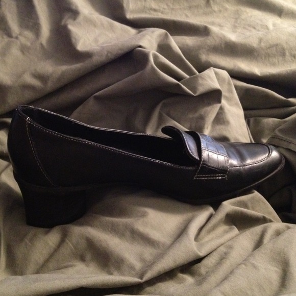 Black leather pumps. Great for business attire💼 - Picture 3 of 3