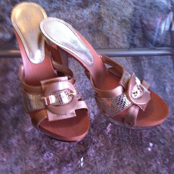 👉Traded😄😄😄Bebe sexy gold heels👈