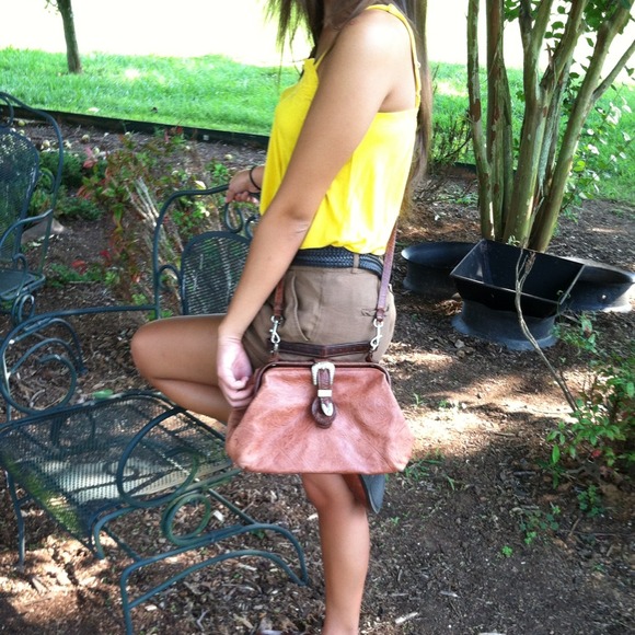 〰Sold Light tan vintage cross body! 🔚