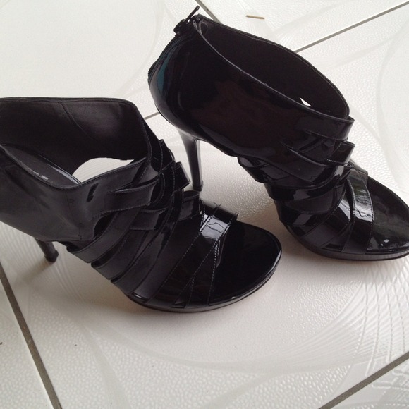 SOLD New Stuart Weitzman Black Woven Open Heels 10 - Picture 2 of 4