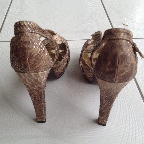 Stuart Weitzman Snakeskin Gold Bronze Heels 10 - Picture 3 of 4