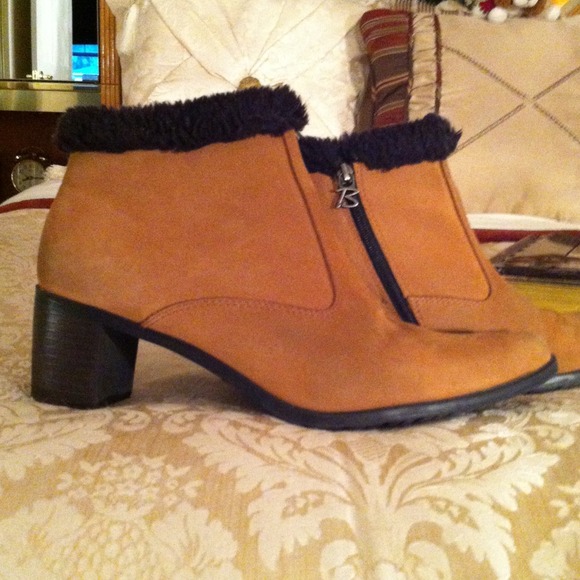 👉SOLD👈Fur lined waterproof boots